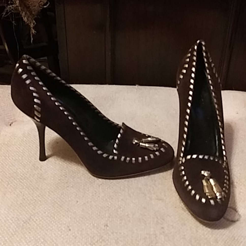 GUCCI BROWN SUEDE GOLD TASSLE PUMP